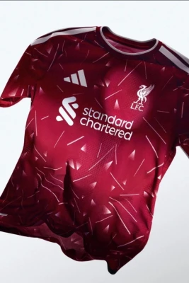 "Liverpul"un yeni mövsüm üçün ev forması təqdim edildi