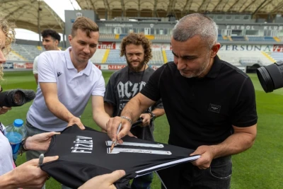 Qurban Qurbanovdan Rafael Fiziyevə "Qarabağ" forması hədiyyəsi