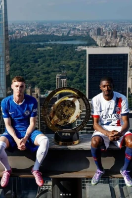 Kul Palmer və Usman Dembele Rokfeller Mərkəzinin damında Klublararası Dünya Çempionatının kuboku ilə şəkil çəkdirdilər