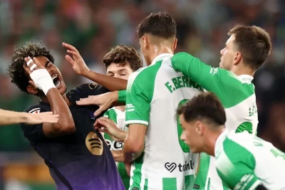 Betis futbolçusu Fakundo Bernal baş zərbəsi ilə Lamin Yamalıya vurduğu üçün 4 oyunluq cəzalandırıldı