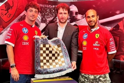 Teymur Rəcəbov Həmilton və Leklerlə şahmat oynadı, onlara xalça hədiyyə etdi