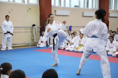 Bakıda 200-dən çox qadın karateçi seminar keçirdi
