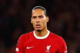 Van Deyk veteran futbolçuları gənc oyunçuları tənqid etməkdə ehtiyatlı olmağa çağırıb