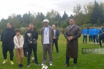 Ronaldinyo Bakıda yeniyetmə futbolçularla görüşüb - FOTO