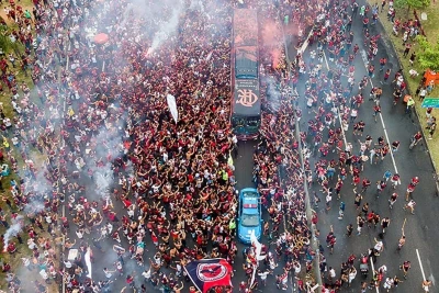 "Flamenqo" azarkeşləri avtobusa daxil olub futbolçularla selfi çəkdirib, formalarını alıblar