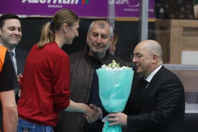 Natalya Məmmədova uzun illər sonra Azərbaycana qayıdıb və voleybol matçında iştirak edib