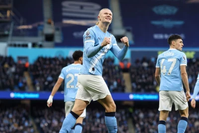 Erlinq Holand formasını mərhum məşqçi Oqe Hareydenin nəvələrinə hədiyyə edib