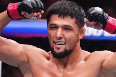 UFC döyüşçüsü Azərbaycanda keçirilən turnirdə qələbədən sonra aldığı hədiyyəsini nümayiş etdirib