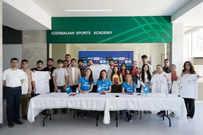 Qadın futbolçulardan ibarət Azərbaycan millisinin iştirakı ilə imza günü keçirilib - FOTO