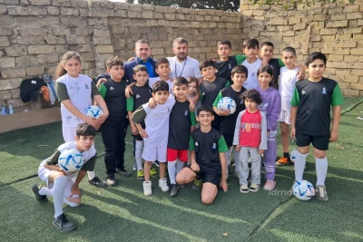 Ayxan Abbasov Kürdəxanıda uşaqlar üçün futbol meydançası yaradan məşqçini ziyarət etdi