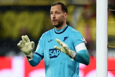 Oliver Baumann Bundesliqada 500-cü oyununu qeyd etmək üçün azarkeşlərə 500 litr pivə paylayıb