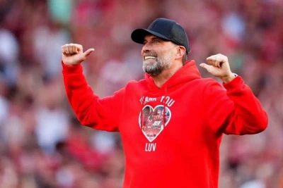 Klopp adı hallandırılan "Roma" və "Real" klubları ilə bağlı yayılan şayiələrə münasibət bildirərək, bunların tamamilə əsassız olduğunu söyləyib