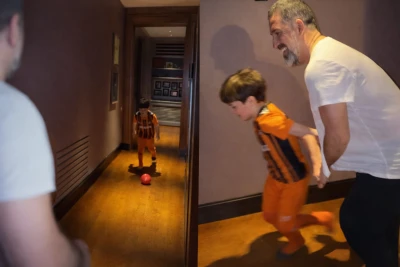Arda Turan evdə oğlu ilə futbol oynadı: Rəqabət dolu anlar - VİDEO