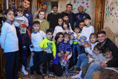 "İmişli" futbol klubunun futbolçuları Şirvanda "Mərhəmət Evi" Uşaq Sığınacağını ziyarət edib və uşaqlara Yeni il hədiyyələri verib