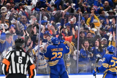 NHL oyununda azarkeş şüşəni sındırdı, matç dayandırıldı
