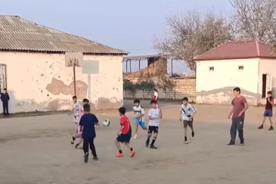 İmişli müəllimi şagirdlərin futbol oyununu lentə alıb, "Böyük futbolçuların hekayəsi belə başlayır" deyib - VİDEO