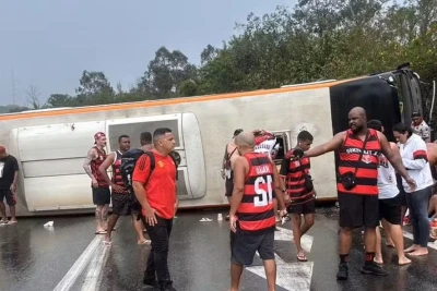 "Flamenqo" azarkeşlərini daşıyan avtobus qəzaya düşdü: Çoxsaylı yaralılar var