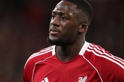 Liverpul İbrahima Konatenin yerinə müdafiəçiləri nəzərdən keçirir