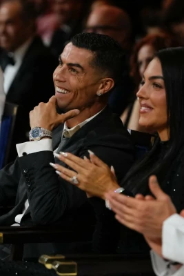 Kriştiano Ronaldonun 700 min avroluq saatı "Globe Soccer Awards"da diqqət çəkdi