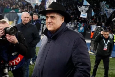 Президент итальянского футбольного клуба гулял с двумя пистолетами и получает 5000 угроз по телефону