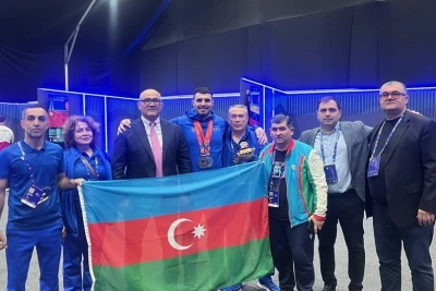 Dünya çempionatında gümüş medal qazanan Azərbaycan ağırlıqqaldıranı Vətənə qayıdıb