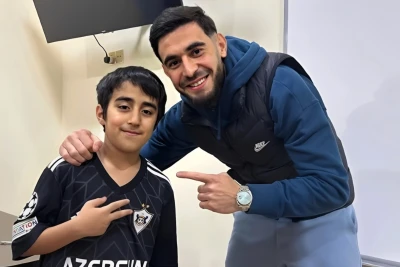 Elvin Cəfərquliyev "Qarabağ" - "Ayaks" oyununu tək izləyən azyaşlı Əkbər Zülfüqarovla görüşüb
