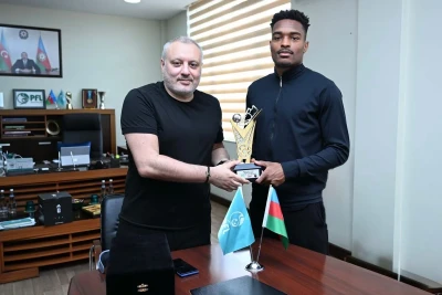 Coy-Lens Mikelsə Peşəkar Futbol Liqasından mükafat təqdim olunub