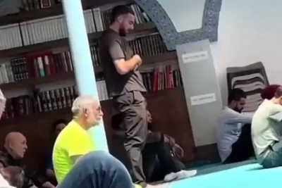 Orkun Kökçünün cümə namazında fotokamera qarşısına keçməsi sosial mediada səs-küyə səbəb olub