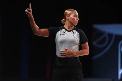 NBA Hakimi Kameraya Çırpıldı: Mitçell Zədədən Sonra Oyuna Qayıtdı - VİDEO