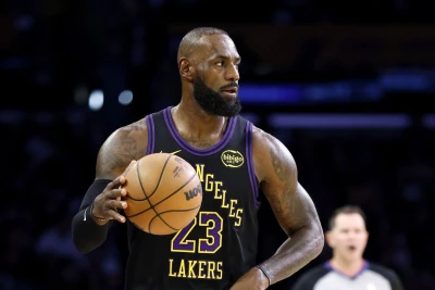 Lebron Ceymsin qızı Jurinin "Qolden Steyt" matçı öncəsi basketbol şousu