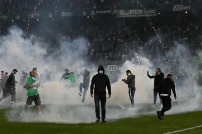 "Slaviya" azarkeşləri Praqa derbisində meydana daxil olub "Sparta" futbolçularına hücum etdi, oyun yarımçıq dayandırıldı - VİDEO