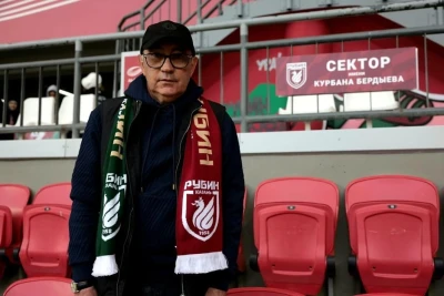 Qurban Berdıyev "Rubin"də qonaq oldu, topa ilk toxunuşu etdi