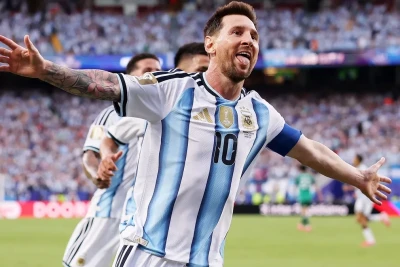 Lionel Messi formasını Roberto Baccoya hədiyyə edib
