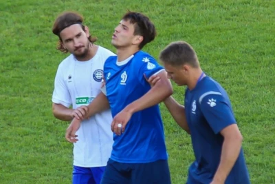 Rusiyalı futbolçu qol sevincində dizindən ciddi zədə alıb
