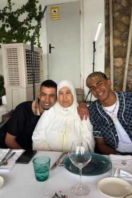 Lamin Yamal 18 yaşını ailəsi və dostları ilə qeyd etdi