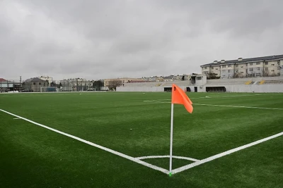 Binə qəsəbə stadionunda süni ot örtüyünün yenilənməsi işləri başa çatıb