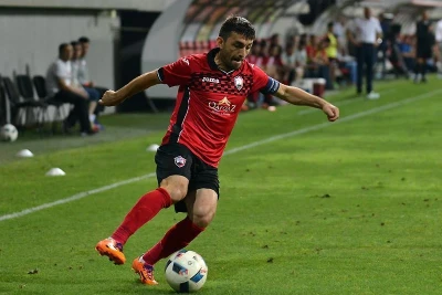 Asif Məmmədov: "Nəticə olmadıqda heç nənin dadı gəlmir"," text is about a 40-year-old captain discussing physical challenges, team struggles, and upcoming matches without mentioning any injury or withdrawal."