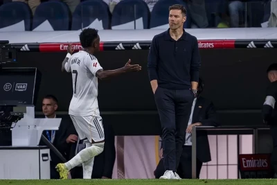 Florentino Peres Vinisius Juniorla Xabi Alonso arasındakı narazılığı aradan qaldırmaq üçün təşəbbüs göstərib