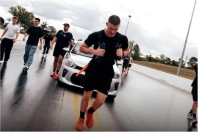 19-летний австралийский спортсмен установил рекорд, протащив автомобиль на марафонской дистанции