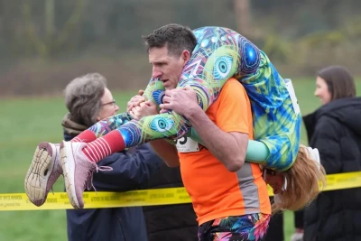 Həyat Yoldaşını Daşıma Turniri İngiltərədə Baş Tutdu: Finlandiyalı Cütlük Qalib Gəldi