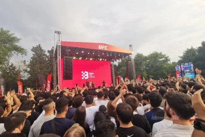 Rafael Fiziyev Bakıdakı UFC tədbirində azarkeşlərlə görüşüb