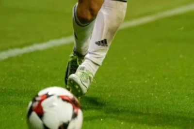 Böyük Britaniyada 15 yaşlı futbolçu oyun zamanı vəfat edib