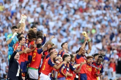 İspaniya dünyəvi çempionu futbolçusundan anonim qəhrəman: 1,2 milyon dollar bonusundan imtina edib