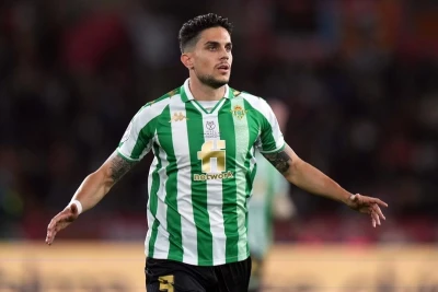 "Betis" müdafiəçisi ilə müqaviləni uzadıb