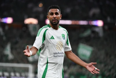 Riyad Mahrez səxavət kisəsinin ağzını açıb - FOTO/VİDEO