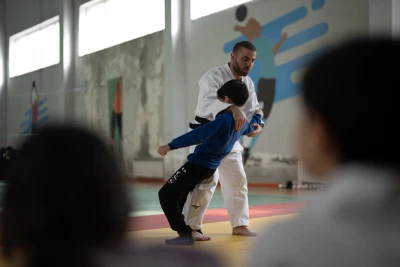 "Cüdo məktəblərdə" layihəsi: Şagirdlərə cüdo prinsipləri öyrədilir, təhlükəsiz yıxılma bacarıqları aşılanır
