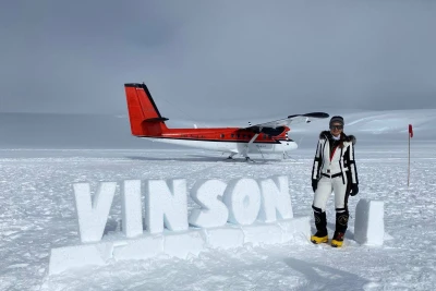 Elmira Aslanova Antarktidada Vinson dağını fəth etdi - FOTO