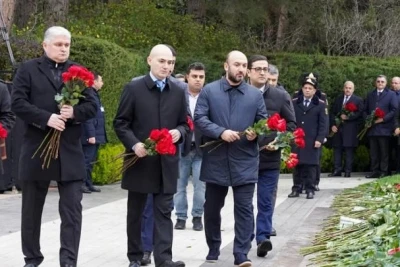 AFFA rəhbərliyi Heydər Əliyevin anım günündə Fəxri Xiyabanı ziyarət edib