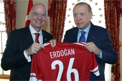 FIFA prezidentindən Ərdoğana hədiyyə: top və forma