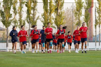 Qadın futbol millisi Qazaxıstanda ilk məşqinə çıxdı - FOTOREPORTAJ